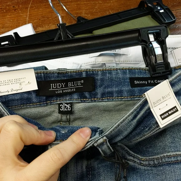 Judy Blue Midrise Capri Cuffed Jeans - Picture 4 of 5